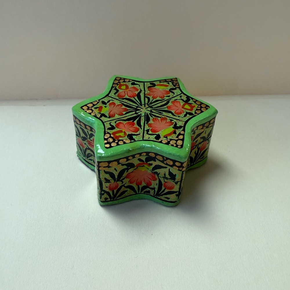Handcrafted Painted Star Kashmiri papier-mâché Trinket Jewelry Box